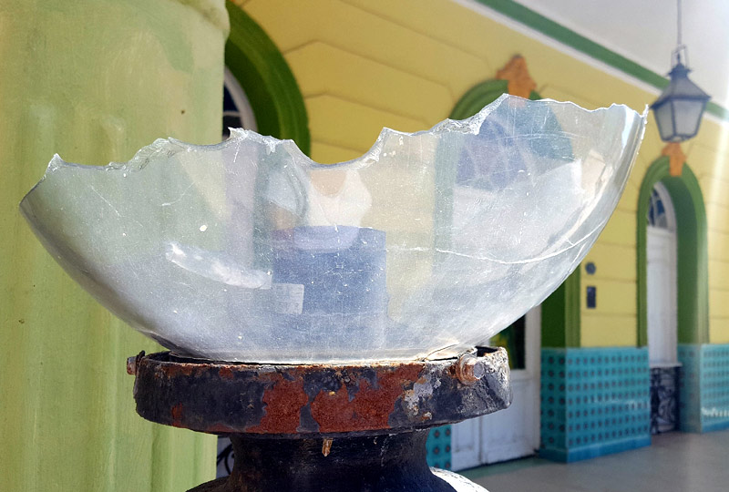 En una ocasión, se llevaron las bombas lumínicas. El personal del museo las repuso y las atornilló a la base. Esta vez, no pudieron sustraerlas. Museo Foto 2 2