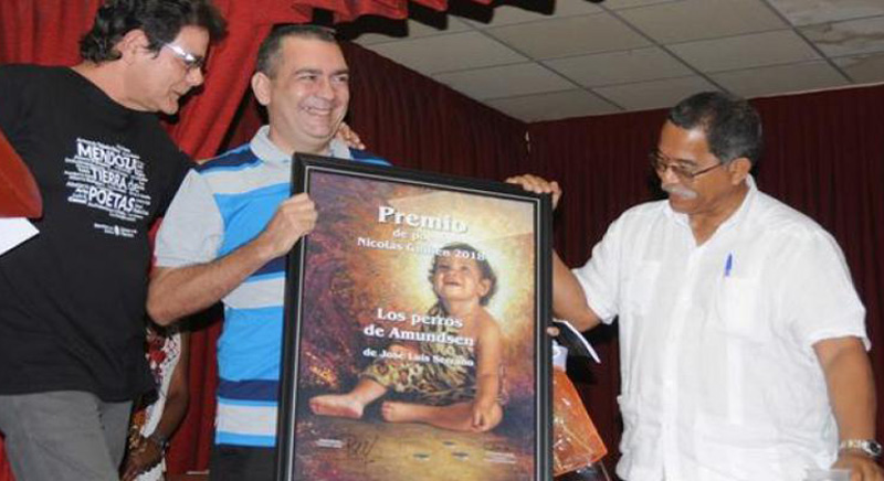 SERRANO 01 RECIBE PREMIO GU
