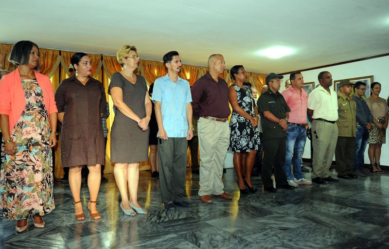 Los 17 integrantes del Consejo Electoral provincial, entre ellos 14 vocales, juraron guardar lealtad a la Patria y cumplir y hacer cumplir en el ejercicio de sus funciones la Constitución, la ley electoral y las demás normas que rigen el proceso. Toma Posesion 1