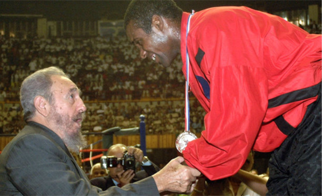 Fidel felicita a Mario Kindelán