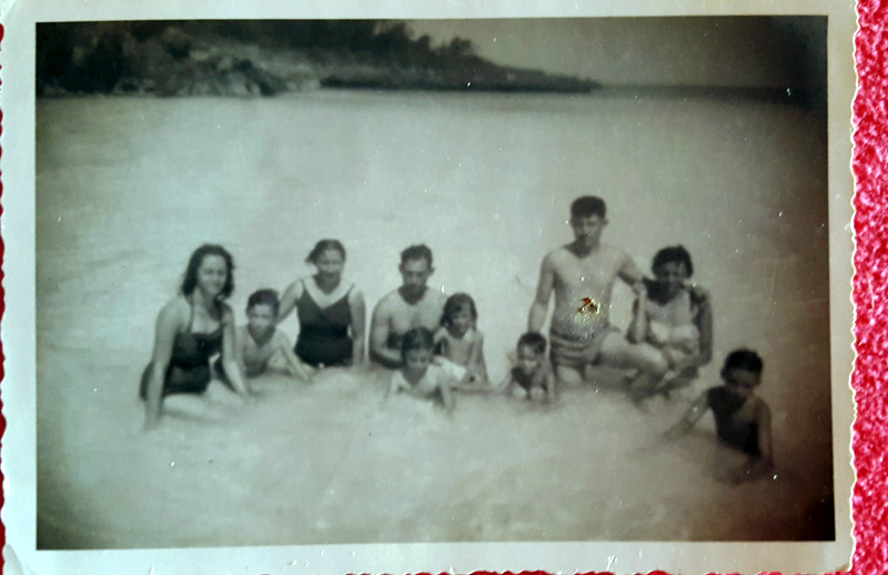 Hilda Torres (primera de izquierda a derecha) en playa Guardalavaca, junto a familiares y amigos. hilda torres FOTO 5