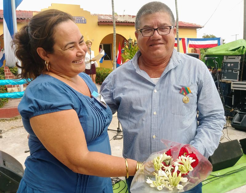 Alcides Betancourt fue condecorado con la medalla Jesús Menéndez. Adm Public CTC 2