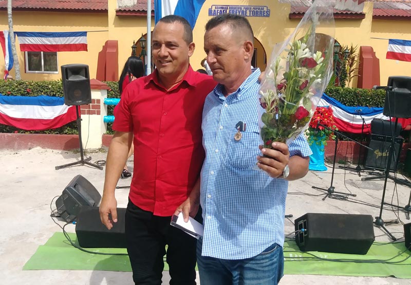 Julio César Estupiñán, presidente de la Asamblea Provincial del Poder Popular, entregó la distinción Enrique Hart Dávalos a trabajadores con más de 20 años de labor destacada ininterrumpida. Adm Public CTC 3