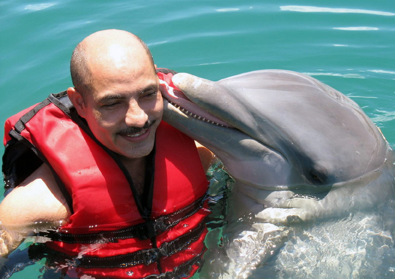 Miguel Rodríguez junto a Bía (el delfín que salvó). Fotos: del autor y cortesía del entrevistado Fotos: del autor y cortesía del entrevistado