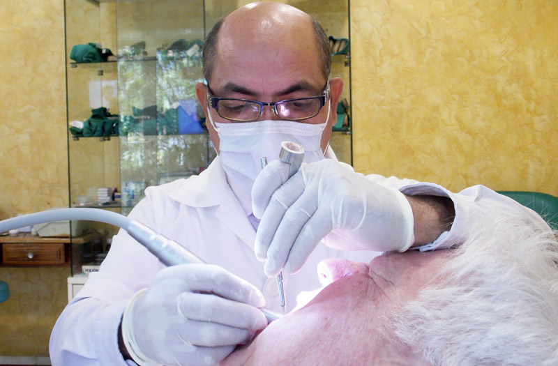 Miguel Rodríguez es uno de los médicos más solicitados en Holguín. estomatologo 2