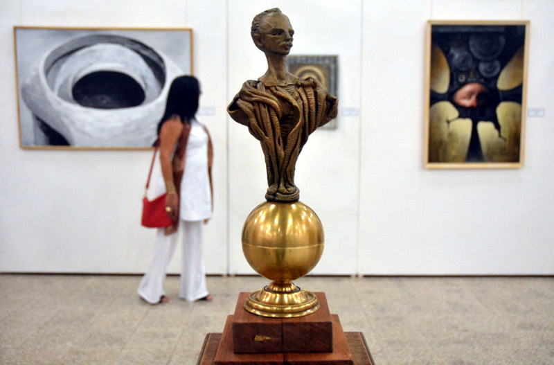 In the exhibition stand out the names of creators such as Cosme Proenza, Lauro Hechavarría, Luis Silva, Jorge Hidalgo Pimentel and Ramiro Ricardo. electa EXPOSICION COLECTIVA