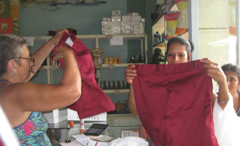 Foto: Trabajadores uniformes escolares 1