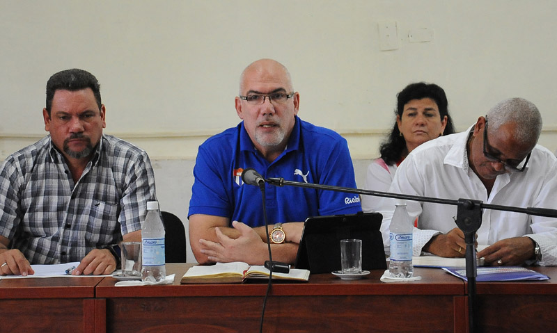 Antonio Eduardo Becali, presidente del Inder, al centro, dialogó con alumnos y profesores de la Eide Vista.Inder CR 2