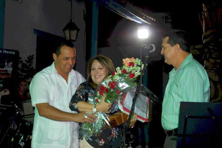 Liuba María Hevia recibe el Hacha de Holguín , máxima distinción que otorga en el territorio a instituciones y personalidades destacadas. Foto: Carlos Parra Foto: Carlos Parra