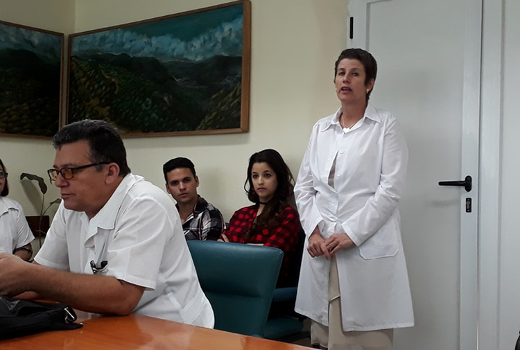 Dr. Eloida Areces Pérez, Territorial Transplant Coordinator, explains the results of the activity. Photos: Eyris Cruz Dra .Eloida Areces 1