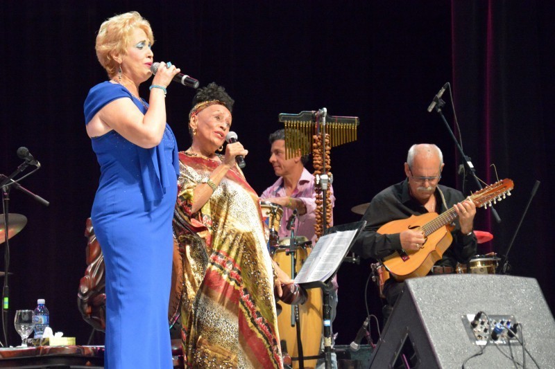 Gladys María canta con la diva del Buena Vista Social Club, Omara Protuondo, en mayo del 2017 en el teatro Eddy Suñol de la ciudad de Holguín Gladys María canta con la diva del Buena Vista Social Club, Omara Protuondo, en mayo del 2017 en el teatro Eddy Suñol de la ciudad de Holguín