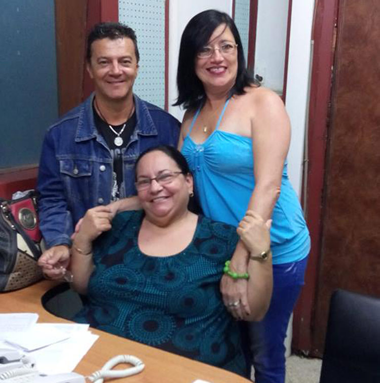 Odelta junto a Carmen Iglesias y Osvaldo Pérez, ambos locutores de la emisora Radio Angulo Odelta Carmen Iglesisas y O