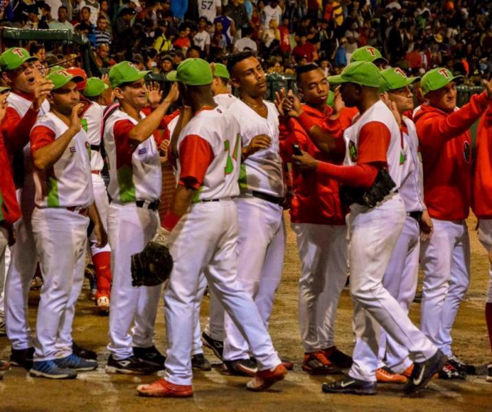 rimer juego de la final entre Las Tunas y Granma en el Estadio Julio Antonio Mella de la Serie Nacional de Béisbol 57, en la ciudad de Las Tunas, el 20 de enero de 2018. ACN FOTO/Yaciel PEÑA DE LA PEÑA rimer juego de la final entre Las Tunas y Granma en el Estadio Julio Antonio Mella de la Serie Nacional de Béisbol 57, en la ciudad de Las Tunas, el 20 de enero de 2018. ACN FOTO/Yaciel PEÑA DE LA PEÑA