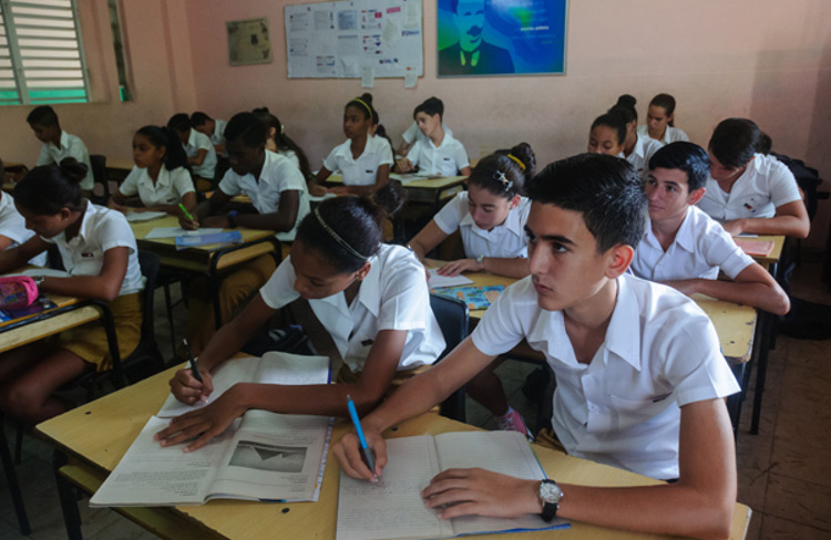 Estudiantes cubanos secunda