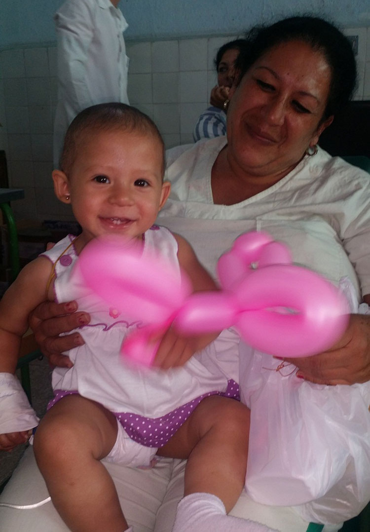 Ana Kamila, sin importarle su mano vendada y dependiente de un suero. Oncologia Ana Kamila 3