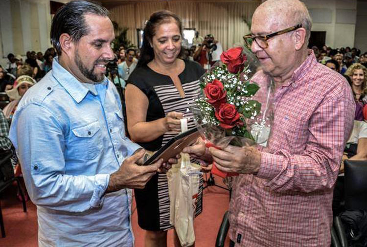 Moisés Mayán recibe Premio Calendario 2018 de manos de Miguel Barnet, presidente de la UNEAC. Fotos: perfil facebook del escritor Fotos: perfil facebook del escritor