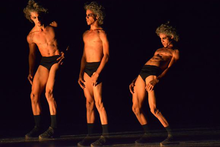 Fragmento de la obra Inside, coreografía de Vianky González, interpretada por Leonardo Domínguez, de la compañía Codanza, de la provincia Holguín, durante la noche de premiaciones del IV Concurso de Danza del Atlántico Norte y Grand Prix Vladimir Malakhov, en el Teatro Eddy Suñol, de la ciudad de Holguín SucCult Codanza 07