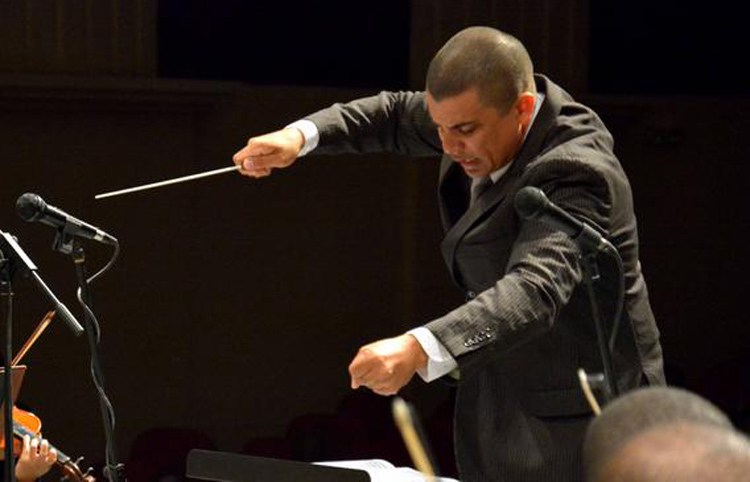 El Maestro Orestes Saavedra dirige la Orquesta Sinfónica de Holguín, durante la interpretación de la Novena Sinfonía de Beethoven, en el Teatro Eddy Suñol de la ciudad de Holguín, Cuba, el 2 de abril de 2017. SucCult Orquesta Sinfónica 04
