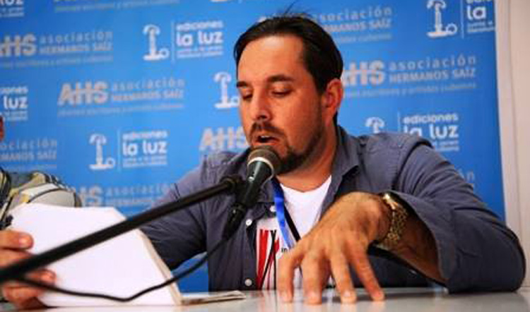 Moisés Mayán en el espacio Abrirse las Constelaciones. Holguín. moises mayan 2