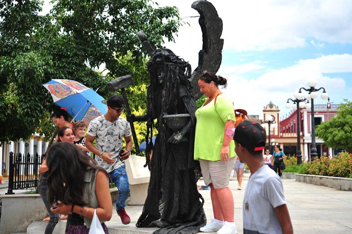 Estatuas vivientes en Romerías de Mayo. Foto: Carlos Rafael