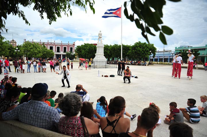 Teatro callejero en Romerías de Mayo. Foto: Carlos Rafael