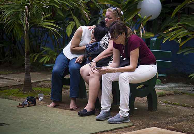 Familiares de las víctimas hoy en el Hotel Tulipán, el dolor es el mismo desde el viernes del accidente. Foto: Irene Pérez/ Cubadebate. accidente aereo cuba 2