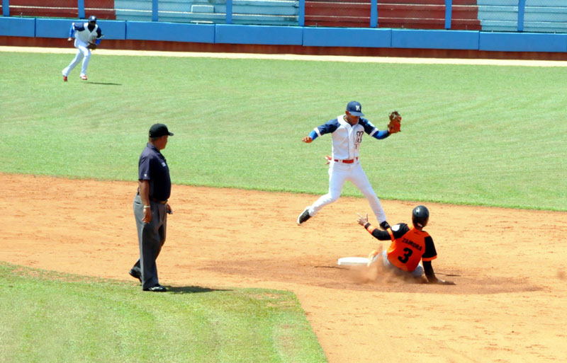 Villa Clara conectó nueve hits y falló una vez a la defensa. Holguín totalizó 11 imparables sin errores. Foto: Elder Leyva Beisbol Hg V.Clara
