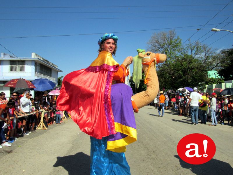 Los niños disfrutaron las evoluciones entretenidas de carrozas y comparsas, así como de las travesuras de muñecones, payasos y zancudos de los diferentes grupos de teatro del territorio e invitados. Fotos: Alexis del Toro C INFANT 12