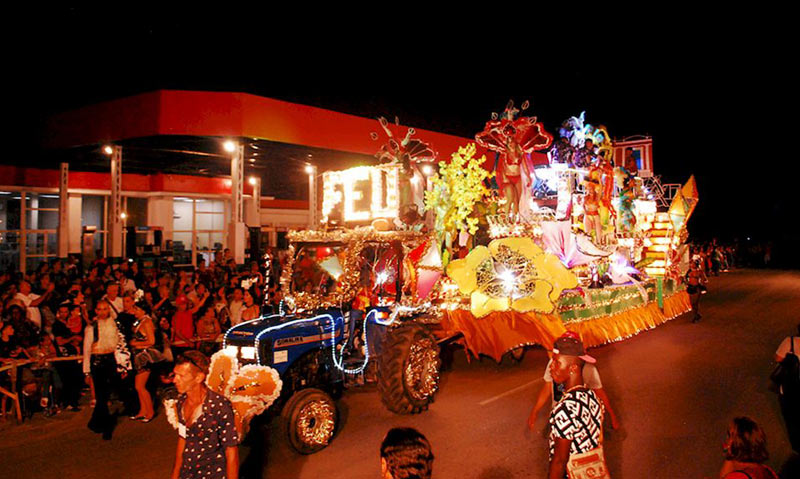 Las danzas de estudiantes de la Federación Estudiantil Universitaria (FEU) y los músicos de M´DYVOZ amenizaron los paseos Carnaval 2019 Paseos 02