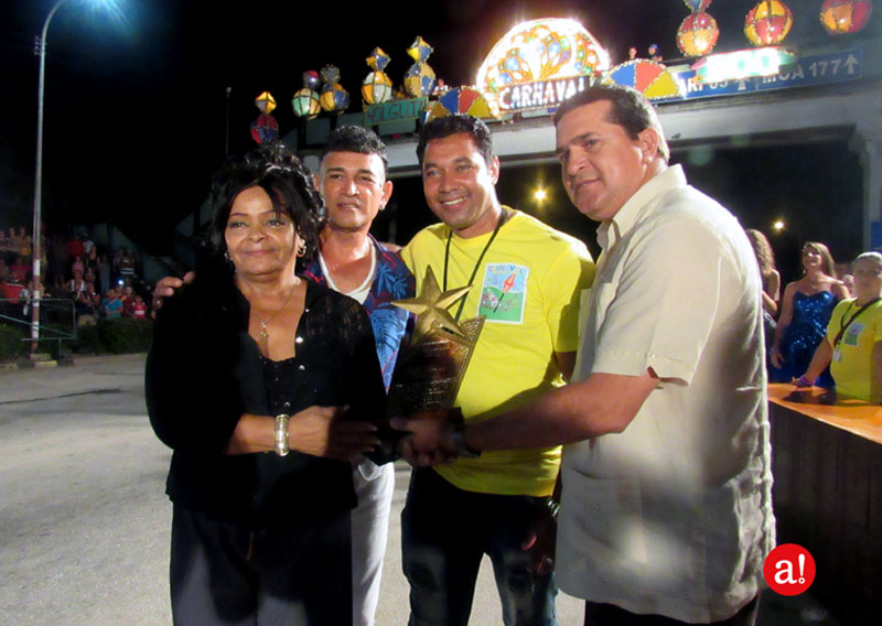 Ernesto Santiesteban Velázquez, primer secretario del Partido Comunista de Cuba en la provincia, entregó el Gran Premio a Ramón Rodríguez, director artístico de la carroza representante de la Agricultura. Foto: Alexis del Toro Carnaval premiacion ErnestoStbn