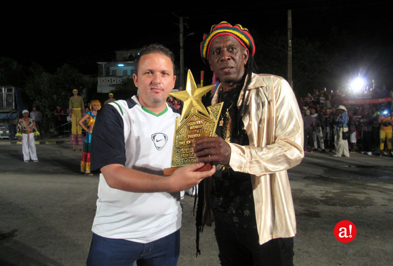 Armando Duany director de la comparsa de Vista Alegre recibió también el premio que otorga la Unión de Periodistas de Cuba (Upec) en la provincia. Foto : Alexis del Toro Carnaval premiacion Prensa
