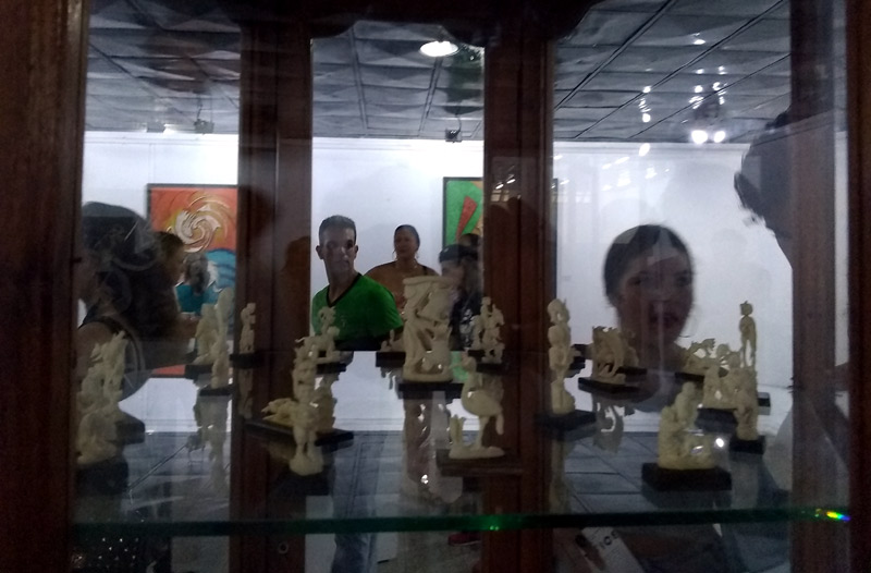 Miniaturas en hueso de Noel Peña Carmente. Expo Artesania 01