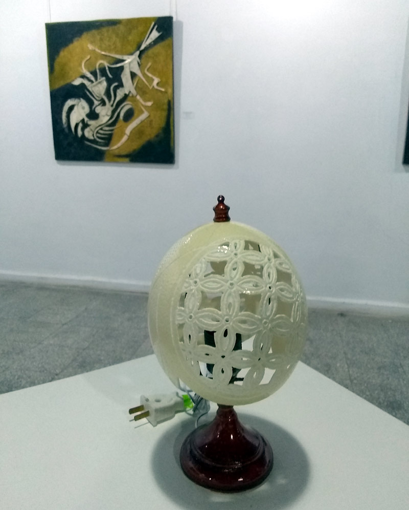 Lámparas realizadas con la técnica del calado sobre huevo de avestruz, de Glenis Perdomo Álvarez. Expo Artesania 02