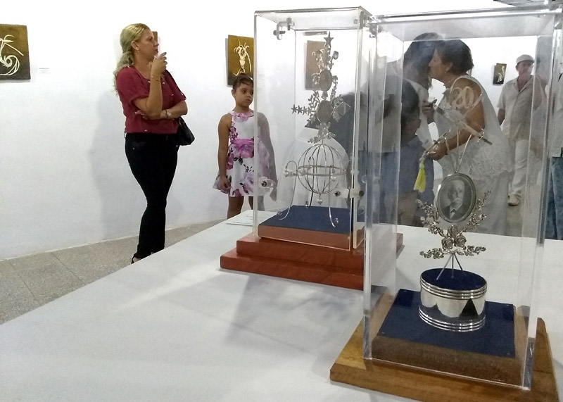 En primer plano, obra “Libertad”, dedicada al Mayor General Calixto García, de Frank Danilo Sarmiento. Expo Artesania 04