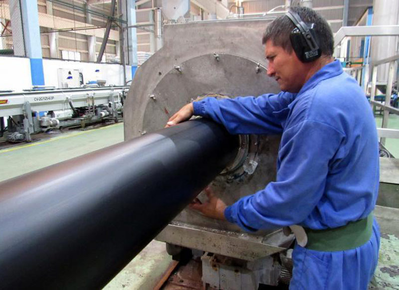 Holplast está involucrada también en la identificación de rubros exportables para introducirse en el mercado. Holplast Veloz