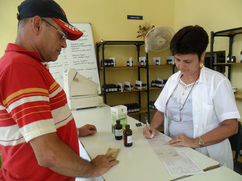 En la red de farmacias existen hoy los medicamentos tradicionales como alternativa terapéutica. Foto: Cadena Agramonte Medic tradicionales farmacia