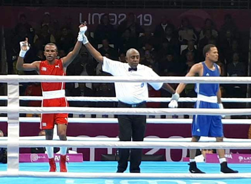Lázaro Álvarez (Boxeo 60 kilos) conquistó con esta medalla de oro, su tercer título en estas lides regionales.Foto: Cubasí Panamer Lazaro Alvarez boxe
