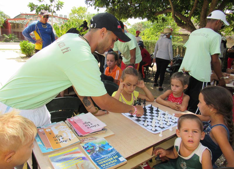 Como parte del proyecto “Pensando en ti”, estudiantes de la carrera de Cultura Física de la Universidad de Holguín se vinculan al verano en las comunidades. Fotos: Alexis del Toro Pensandoenti Verano 1