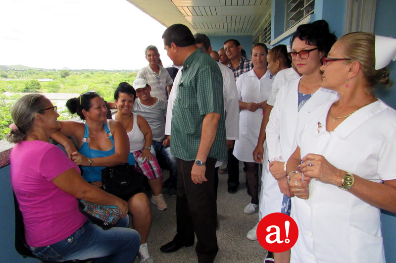 El primer secretario del PCC en Holguín dialoga con familiares de pacientes Reinag salud H Clin Q 4