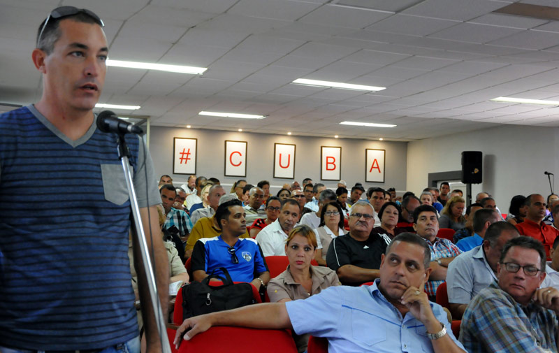 En el debate se analizaron temas medulares para el desarrollo económico de la provincia. Fotos: Elder Leyva Reunion economia 01