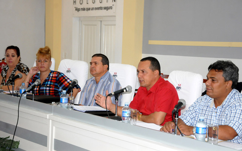 La máximas autoridades del Partido y el Gobierno en Holguín valoraron las acciones que se llevan a cabo para evitar el alza de los precios. Reunion economia 02