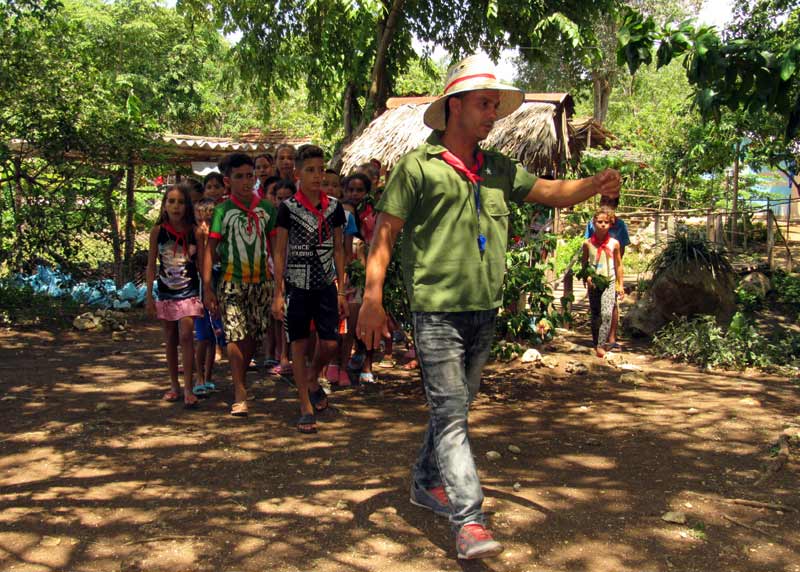 Con la práctica del senderismo se inculca en los estudiantes el cuidado de la naturaleza y conservación del medio ambiente Sangerman Camp 02