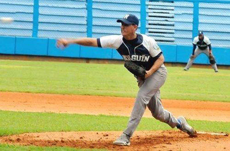 El pitcheo de Carlos Alberto Santiesteban no fue efectivo en este segundo tope ante los pinareños. Foto: ahora.cu Serie 59 Carlos Stban