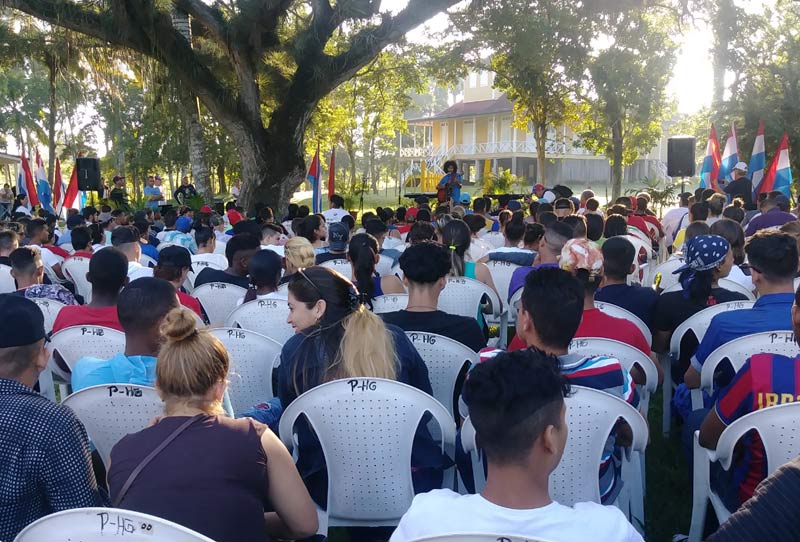 Bajo las ramas del centenario algarrobo los campistas se reunieron para desarrollar un acto político con motivo de este día. acto biran