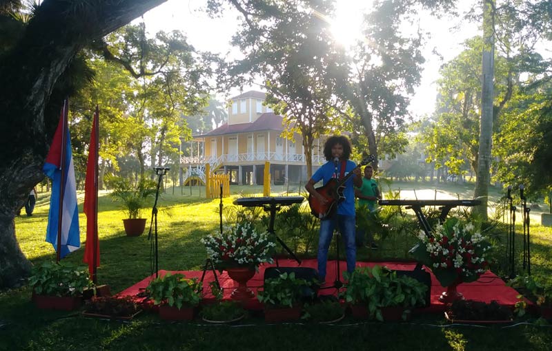 Jóvenes holguineros se reunieron en Birán para celebrar el cumpleaños 93 de Fidel. Fotos de la autora acto birán