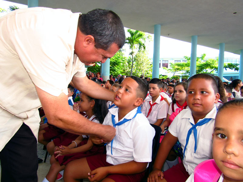 Las máximas autoridades del Partido y el Gobierno de Holguín presidieron el acto de inicio de curso en el Complejo Educacional Juan José Fornet Piña. Foto: Alexis del Toro curso escoalr 2
