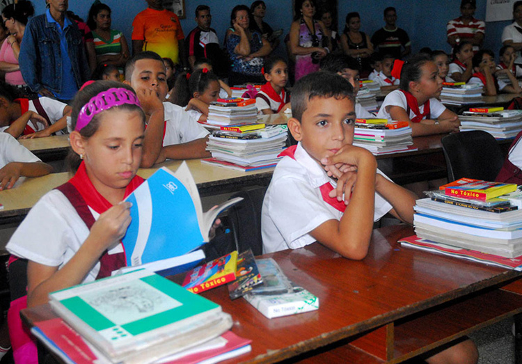 Directivos, docentes y personal de apoyo se encargan de ultimar detalles para acondicionar los mil 289 planteles, que abrirán sus puertas este 2 de septiembre. Foto: Cubahora curso escolar1