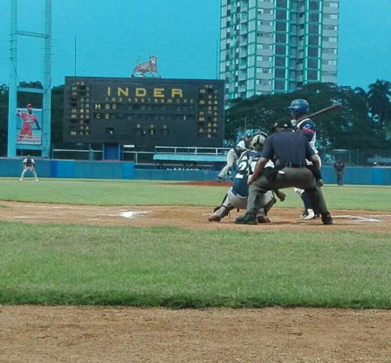 Camagüey igualó las acciones con dos marcas en el sexto, por hit remolcador de Ayala. Foto: Cadena Agramonte hg cmg 59 serie