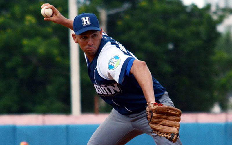 Excelente pitcheo de Rubén Rodríguez frente al conjunto de Pinar del Rio. Foto: Rodolfo Blanco (ACN) ruben rodriguez pitcher01