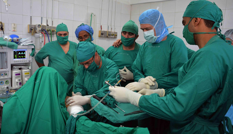 La provincia de Holguín rebasará en el 2019 el plan de intervenciones quirúrgicas al acumular hasta el cierre de noviembre más de 90 mil. Foto: ACN Activ. quirúrgica 1